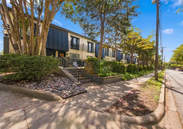 Photo 2 of Condo for sale at 4414 Buena Vista St #17, Dallas, TX 75205 | MLS# 21393314 | Listing updated on 2026-10-05