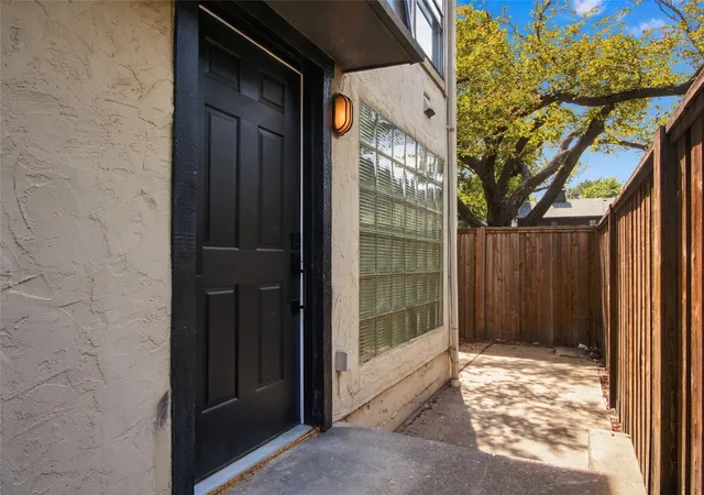 Listing Photo 4 - Condo for sale in building located at 4414 Buena Vis St, Dallas, TX 75205 - Unit #17