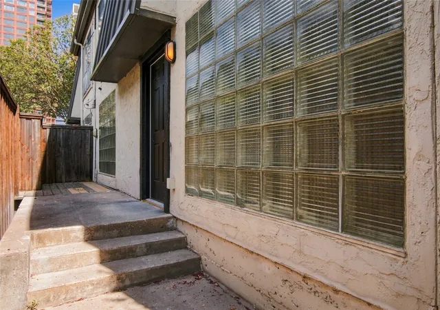 Listing Photo 5 - Condo for sale in building located at 4414 Buena Vis St, Dallas, TX 75205 - Unit #17