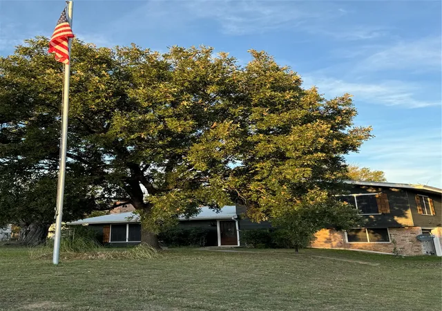 Photo 2 of Single family home for sale at 915 Old Stephenville Rd, Hico, TX 76457 | MLS# 21396585 | Listing updated on 2026-10-01
