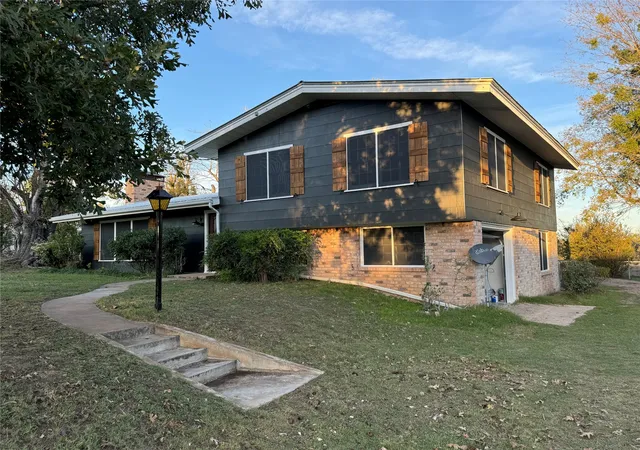 Photo 3 of Single family home for sale at 915 Old Stephenville Rd, Hico, TX 76457 | MLS# 21396585 | Listing updated on 2026-10-01