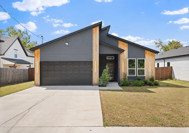 Photo 1 of Single family home for sale at 3220 Houston St, Greenville, TX 75401 | MLS# 21394071 | Listing updated on 2026-09-26