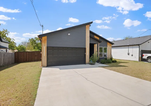 Photo 2 of Single family home for sale at 3220 Houston St, Greenville, TX 75401 | MLS# 21394071 | Listing updated on 2026-09-26