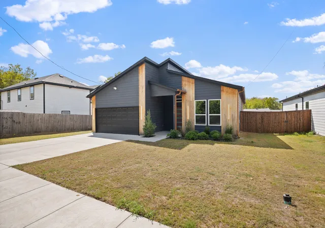 Photo 3 of Single family home for sale at 3220 Houston St, Greenville, TX 75401 | MLS# 21394071 | Listing updated on 2026-09-26