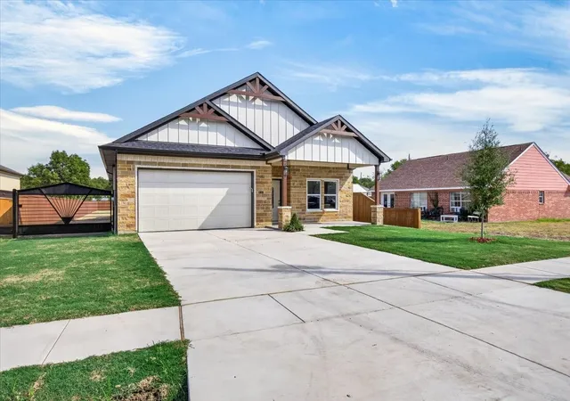 Photo 2 of Single family home for sale at 602 Crenshaw St, Terrell, TX 75160 | MLS# 21391856 | Listing updated on 2026-09-29