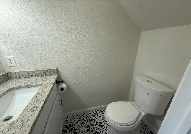 Listing Photo 5 - Condo for sale in building located at 3240 Lombardy Ln, Dallas, TX 75220 - Unit #108