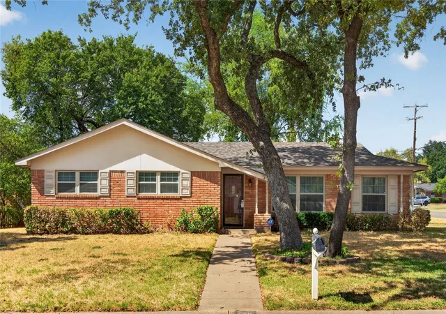 Photo 2 of Single family home for sale at 520 Circleview Dr N, Hurst, TX 76054 | MLS# 21390234 | Listing updated on 2026-10-06