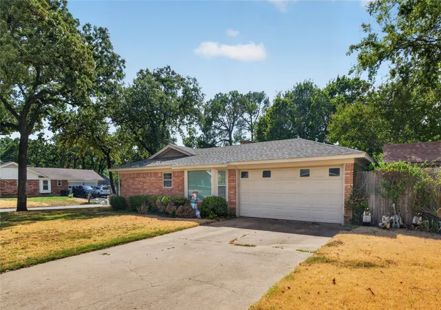 Photo 3 of Single family home for sale at 520 Circleview Dr N, Hurst, TX 76054 | MLS# 21390234 | Listing updated on 2026-10-06