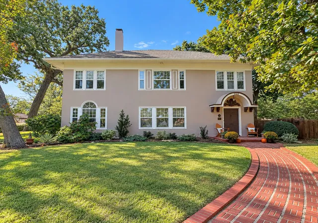 Single family home for sale at 1023 W Oak St, Denton, TX 76201 | MLS# 21394207