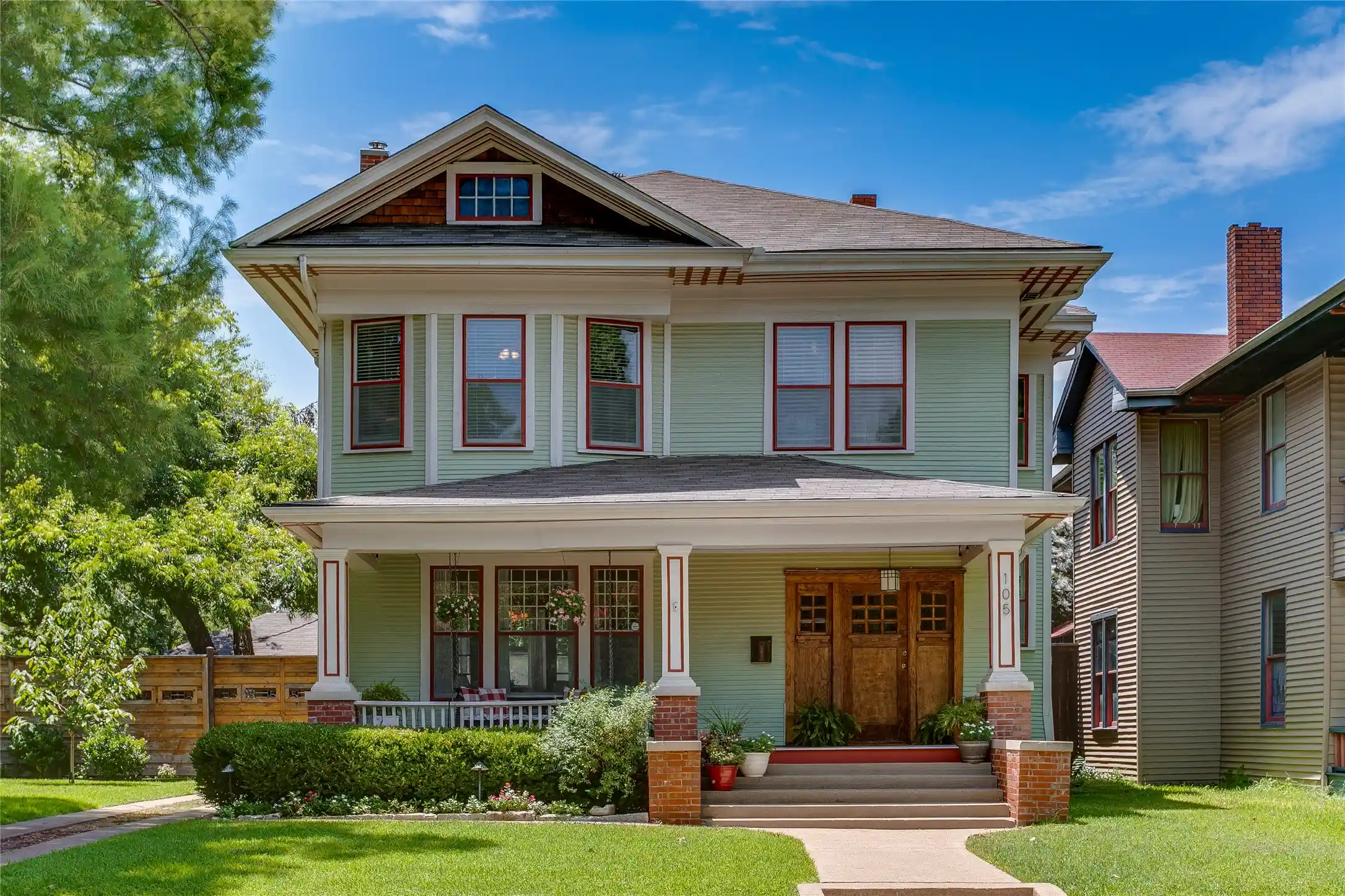 Photo 1 of Single family home for sale at 105 S Winnetka Ave, Dallas, TX 75208 | MLS# 21392762 | Listing updated on 2026-10-18
