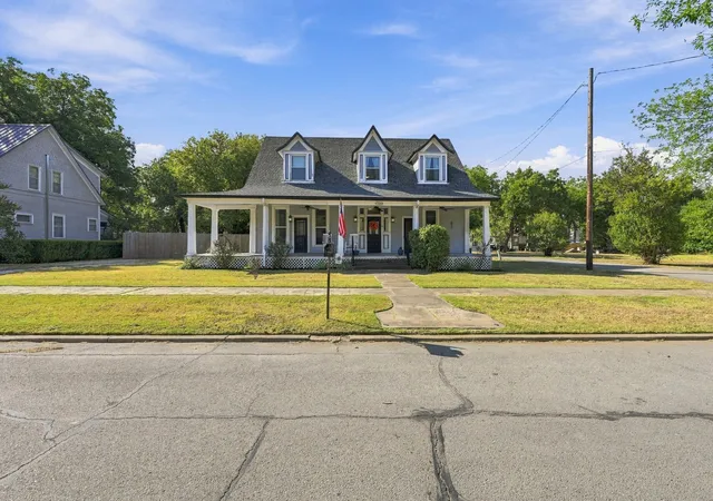 Photo 1 of Single family home for sale at 118 Craig St, Hillsboro, TX 76645 | MLS# 21394016 | Listing updated on 2026-10-27