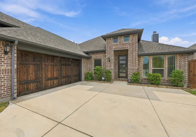 Photo 3 of Single family home for sale at 3010 Holland Ln, Midlothian, TX 76065 | MLS# 21396462 | Listing updated on 2026-10-03