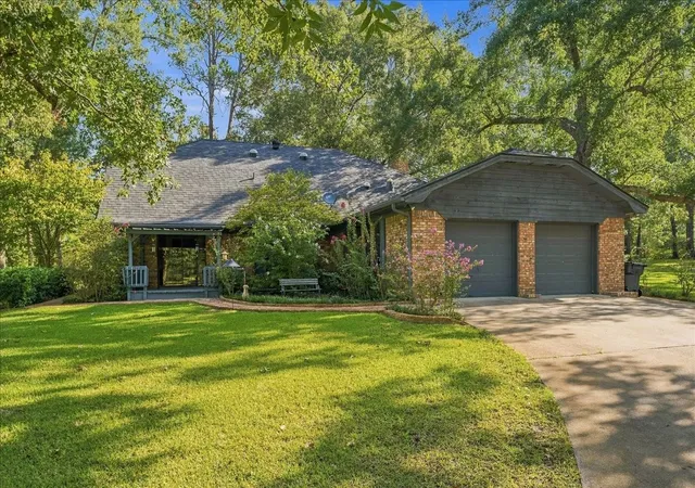 Photo 3 of Single family home for sale at 1135 County Rd 2332, Mineola, TX 75773 | MLS# 21395079 | Listing updated on 2026-09-28