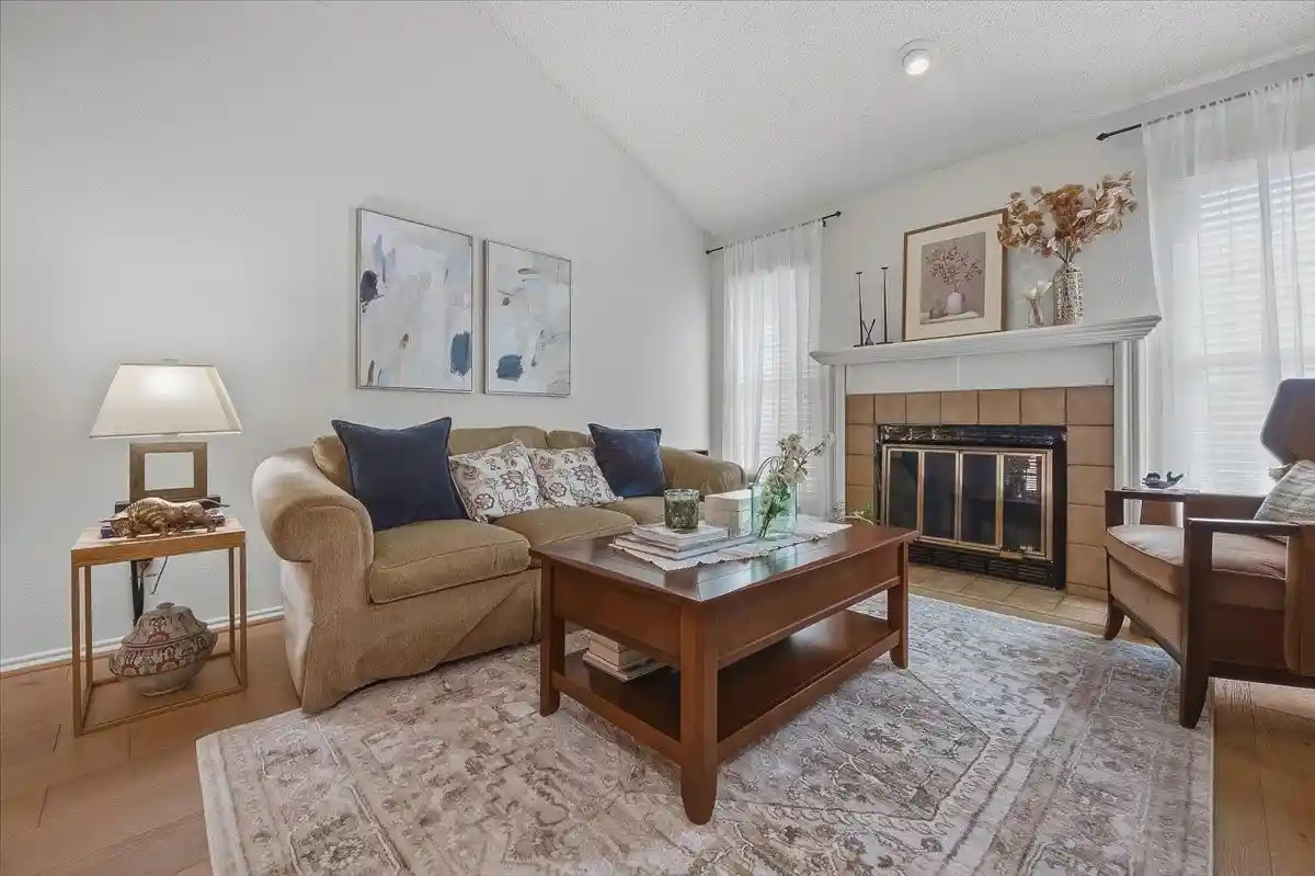 Listing Photo 1 - Condo for sale in 264 Jefferson Pkwy located at 264 Jefferson Pkwy, Fort Worth, TX 76107 - Unit 264 Jefferson Pkwy