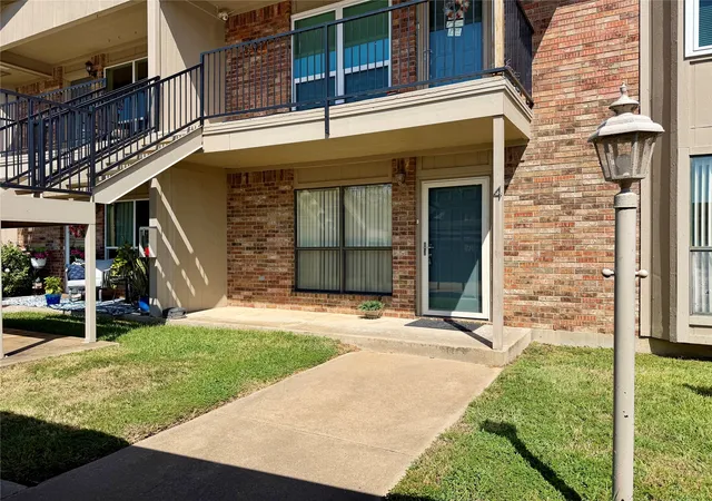 Photo 3 of Condo for sale at 849 S Gun Barrel Ln #E4, Gun Barrel City, TX 75156 | MLS# 21396785 | Listing updated on 2026-09-26