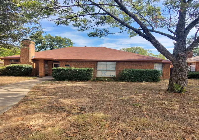 Single family home for sale at 108 Tara Cir, Lancaster, TX 75146 | MLS# 21394652