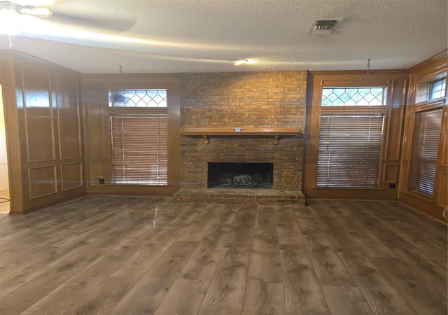Photo 4 of Single family home for sale at 108 Tara Cir, Lancaster, TX 75146 | MLS# 21394652 | Listing updated on 2026-10-28