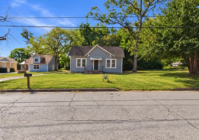 Photo 3 of Single family home for sale at 101 Larue St, Athens, TX 75751 | MLS# 21396007 | Listing updated on 2026-10-05