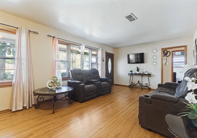Photo 1 of Single family home for sale at 6051 Black Oak Ln, Fort Worth, TX 76114 | MLS# 21396822 | Listing updated on 2026-10-03