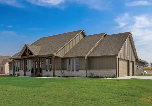 Photo 2 of Single family home for sale at 120 Quail Run Ct, Decatur, TX 76234 | MLS# 21396837 | Listing updated on 2026-10-10