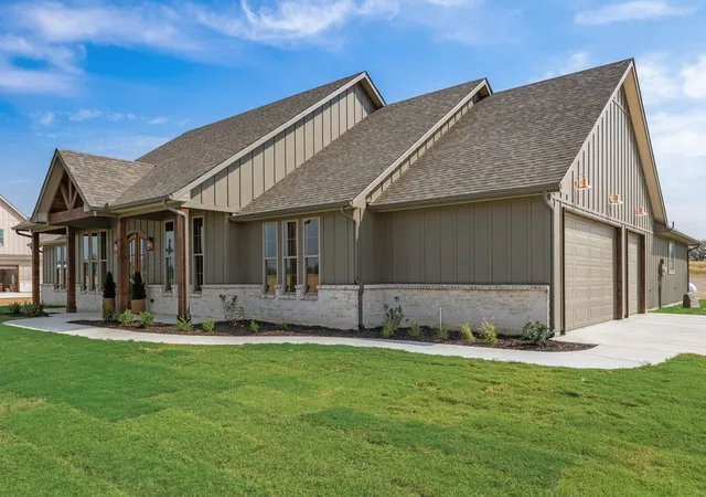 Photo 3 of Single family home for sale at 120 Quail Run Ct, Decatur, TX 76234 | MLS# 21396837 | Listing updated on 2026-10-10