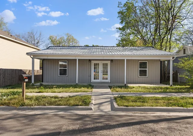 Photo 1 of Single family home for sale at 805 S 4th Street, Bonham, TX 75418 | MLS# 21395486 | Listing updated on 2026-09-26