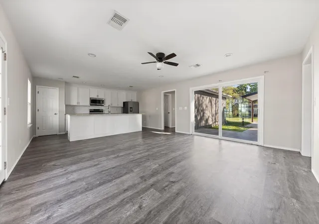 Photo 3 of Single family home for sale at 805 S 4th Street, Bonham, TX 75418 | MLS# 21395486 | Listing updated on 2026-09-26