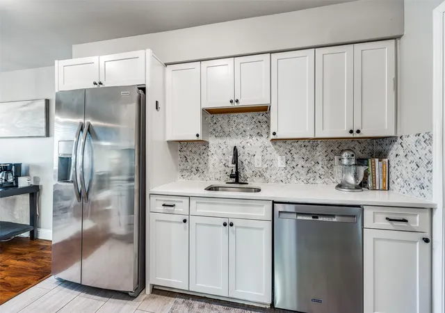 Listing Photo 5 - Condo for sale in building located at 2604 Custer Pkwy, Richardson, TX 75080 - Unit #B