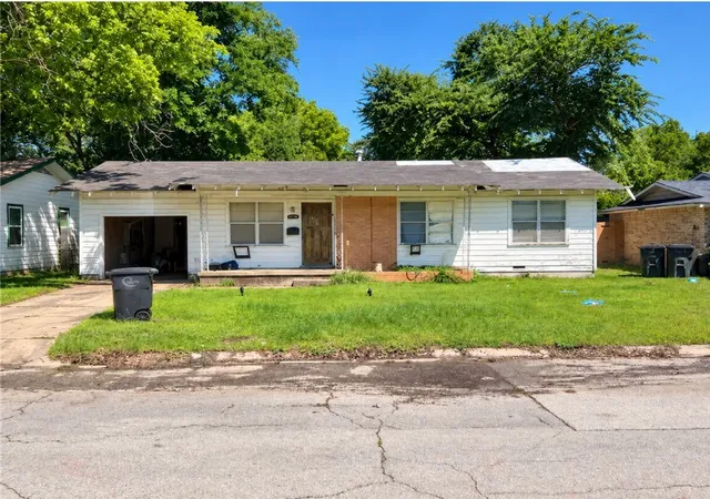Photo 1 of Single family home for sale at 910 Euclid St, Cleburne, TX 76033 | MLS# 21396600 | Listing updated on 2026-10-06