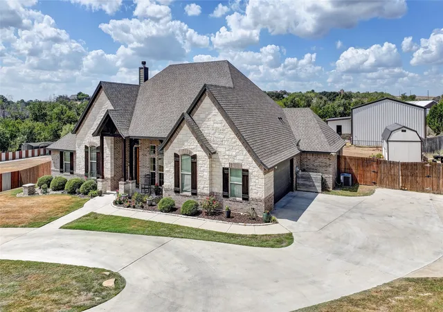 Photo 3 of Single family home for sale at 114 Summer Stone Ct, Weatherford, TX 76087 | MLS# 21392967 | Listing updated on 2026-09-29