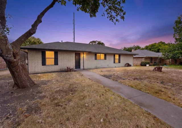 Photo 1 of Single family home for sale at 214 Buffalo Crk Dr, Waxahachie, TX 75165 | MLS# 21396928 | Listing updated on 2026-10-09