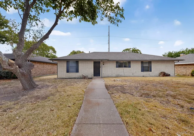 Photo 2 of Single family home for sale at 214 Buffalo Crk Dr, Waxahachie, TX 75165 | MLS# 21396928 | Listing updated on 2026-10-09