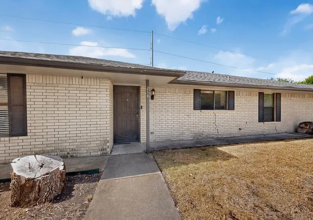 Photo 3 of Single family home for sale at 214 Buffalo Crk Dr, Waxahachie, TX 75165 | MLS# 21396928 | Listing updated on 2026-10-09