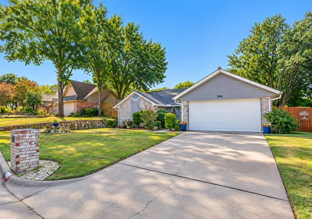 Photo 2 of Single family home for sale at 2941 Cresthaven Dr, Grapevine, TX 76051 | MLS# 21395919 | Listing updated on 2026-09-27