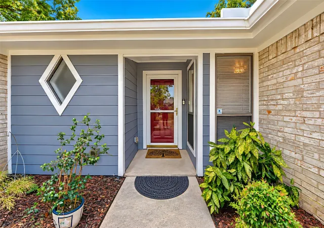 Photo 3 of Single family home for sale at 2941 Cresthaven Dr, Grapevine, TX 76051 | MLS# 21395919 | Listing updated on 2026-09-27