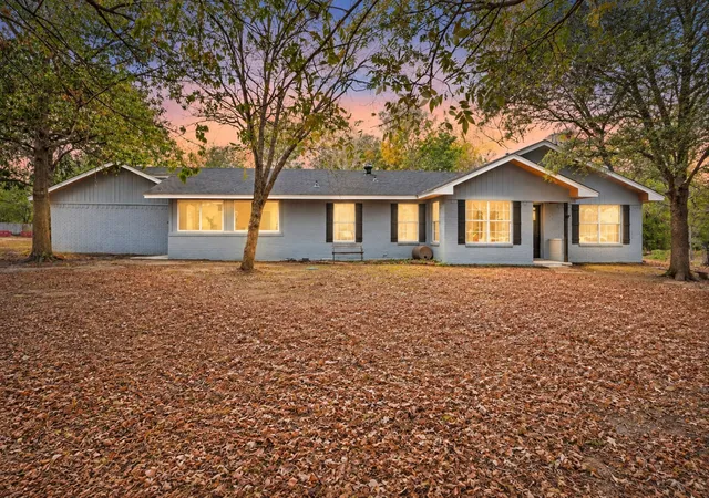 Photo 1 of Sale Pending at 102 Old Pecan, Ennis, TX 75119 | MLS# 21385323 | Listing updated on 2026-10-07