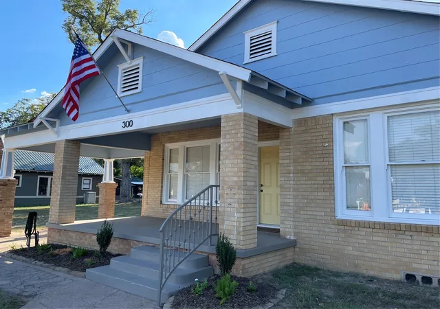 Photo 1 of Single family home for sale at 300 S Prairieville St, Athens, TX 75751 | MLS# 21388845 | Listing updated on 2026-10-07