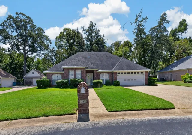 Photo 2 of Single family home for sale at 202 Northcreek Dr, Chandler, TX 75758 | MLS# 21396868 | Listing updated on 2026-09-27