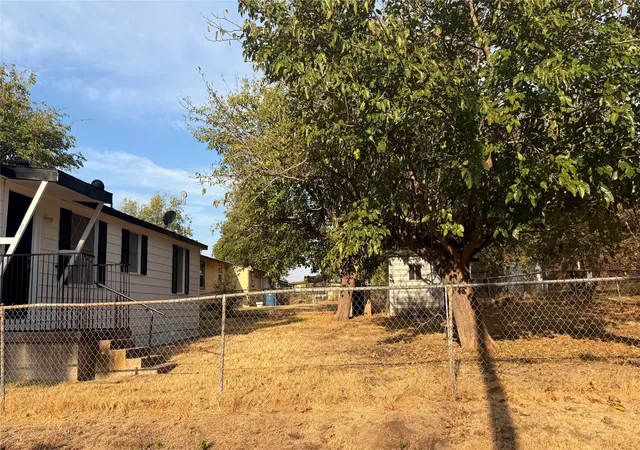 Photo 2 of Single family home for sale at 806 W Atchley Ave, Alvarado, TX 76009 | MLS# 21396912 | Listing updated on 2026-09-27