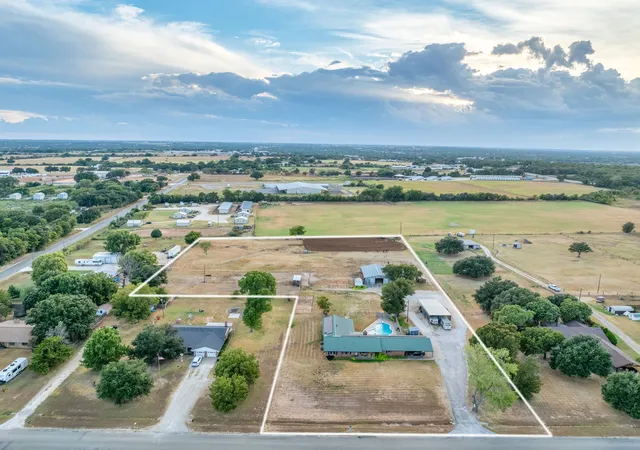Photo 1 of Single family home for sale at 1270 County Rd 437, Stephenville, TX 76401 | MLS# 21397059 | Listing updated on 2026-09-27