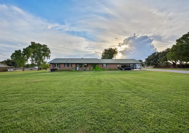 Photo 3 of Single family home for sale at 1270 County Rd 437, Stephenville, TX 76401 | MLS# 21397059 | Listing updated on 2026-09-27