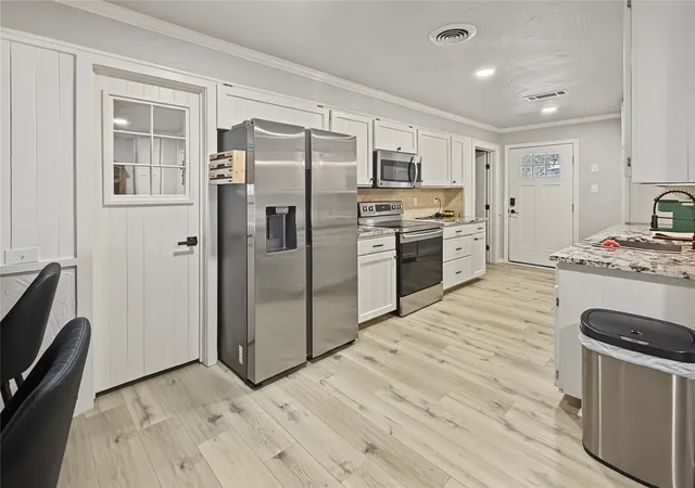 Photo 2 of Single family home for sale at 124 Marina View Ct, Weatherford, TX 76087 | MLS# 21395359 | Listing updated on 2026-09-27