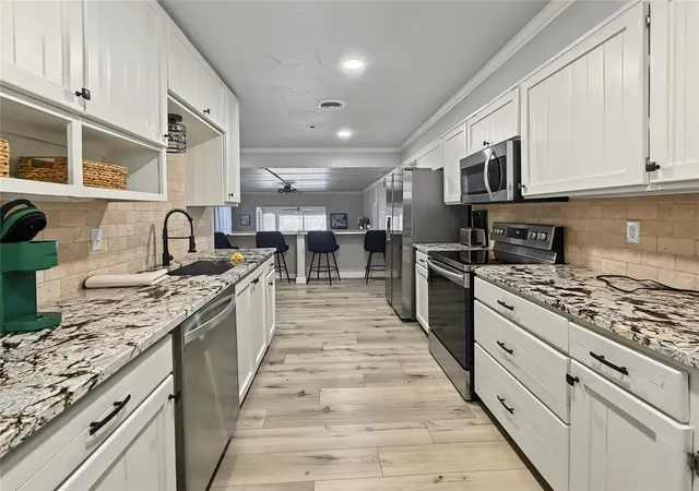 Photo 3 of Single family home for sale at 124 Marina View Ct, Weatherford, TX 76087 | MLS# 21395359 | Listing updated on 2026-09-27