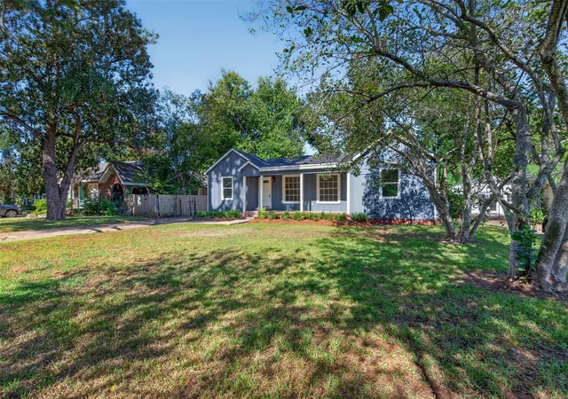 Photo 2 of Single family home for sale at 172 Fremont St, Shreveport, LA 71105 | MLS# 21397241 | Listing updated on 2026-10-07