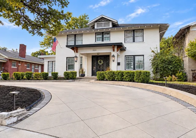 Single family home for sale at 2221 Park Pl Ave, Fort Worth, TX 76110 | MLS# 21397248