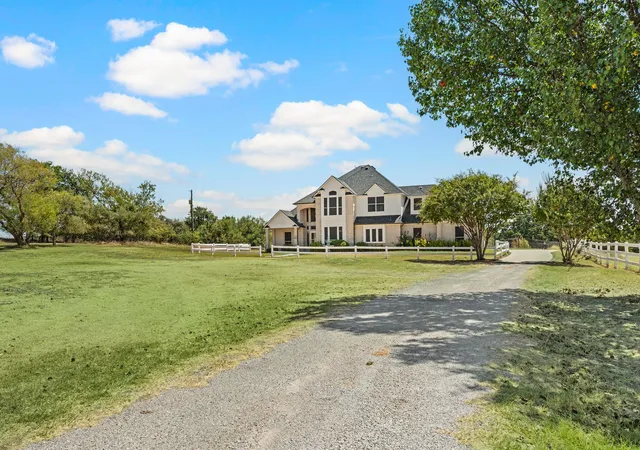 Photo 2 of Single family home for sale at 141 Blue Sky Dr, Decatur, TX 76234 | MLS# 21397331 | Listing updated on 2026-10-10