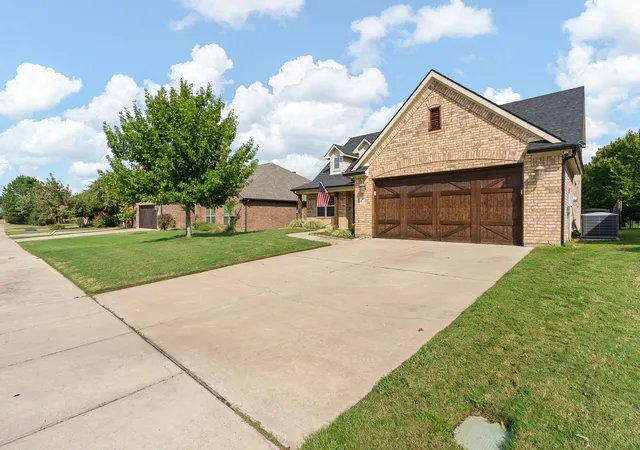 Photo 2 of Single family home for sale at 3137 Shoreline Dr, Burleson, TX 76028 | MLS# 21375596 | Listing updated on 2026-09-29