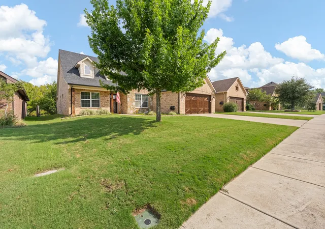Photo 3 of Single family home for sale at 3137 Shoreline Dr, Burleson, TX 76028 | MLS# 21375596 | Listing updated on 2026-09-29