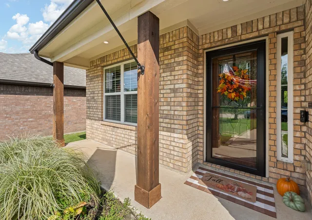 Photo 3 of Single family home for sale at 3137 Shoreline Dr, Burleson, TX 76028 | MLS# 21375596 | Listing updated on 2026-09-29