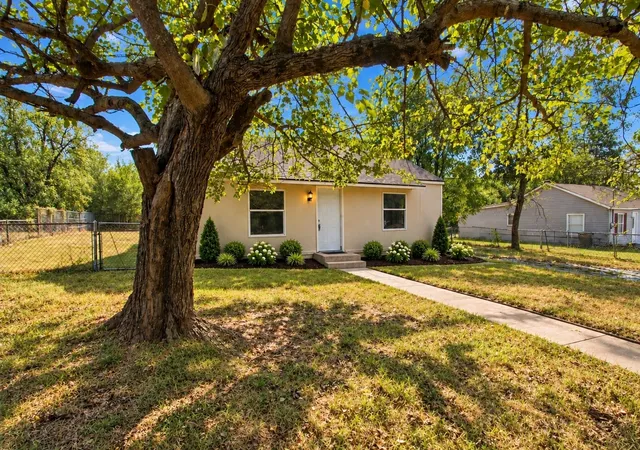 Single family home for sale at 1504 S Travis Ave, Denison, TX 75021 | MLS# 21397416